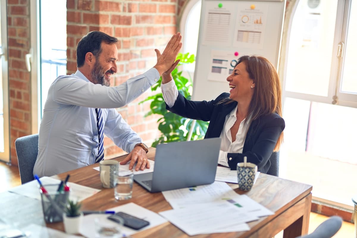 Apprenti collaborant avec son tuteur en entreprise